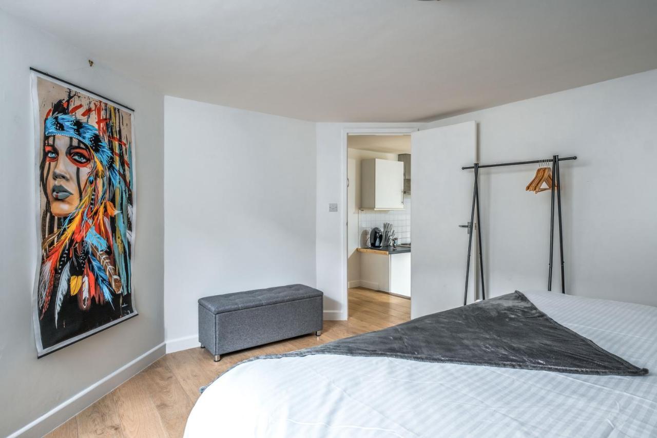 Cosy Flat In Free Parking Area, Next To Bus Stop *