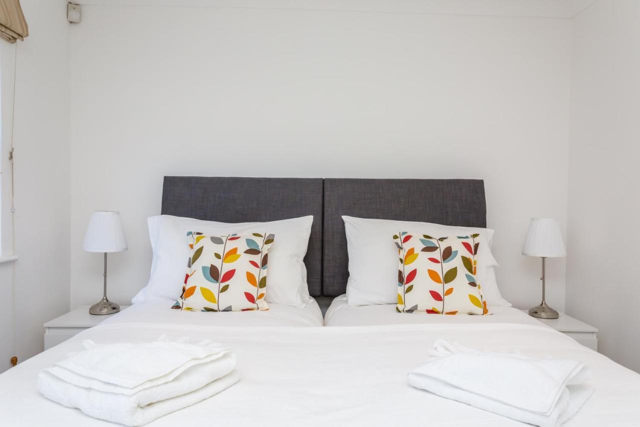 Modern Mews House With Free Parking Space, And Patio By Huluki Sussex Holiday home