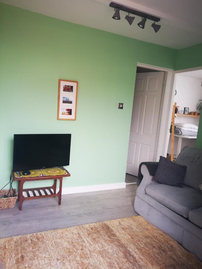 Bungalow With Parking, Near Preston Park Apartment *