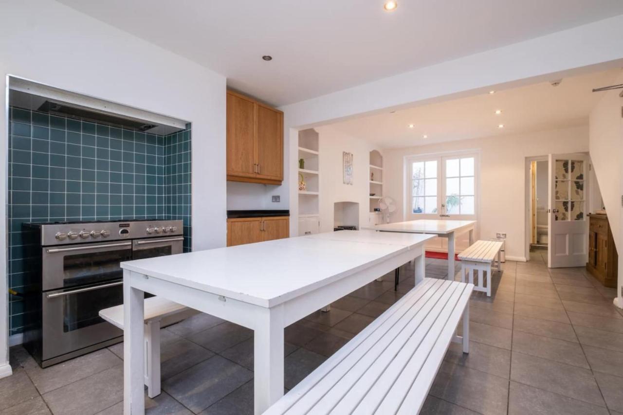 Large Townhouse Close To Pier *