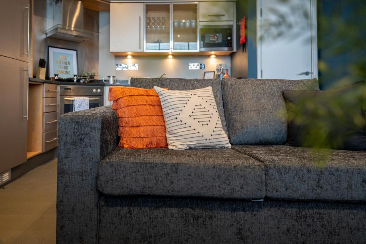 Sleek & Stylish 2-bed In The Heart Of By Sharphaus Short Lets & Serviced Management *