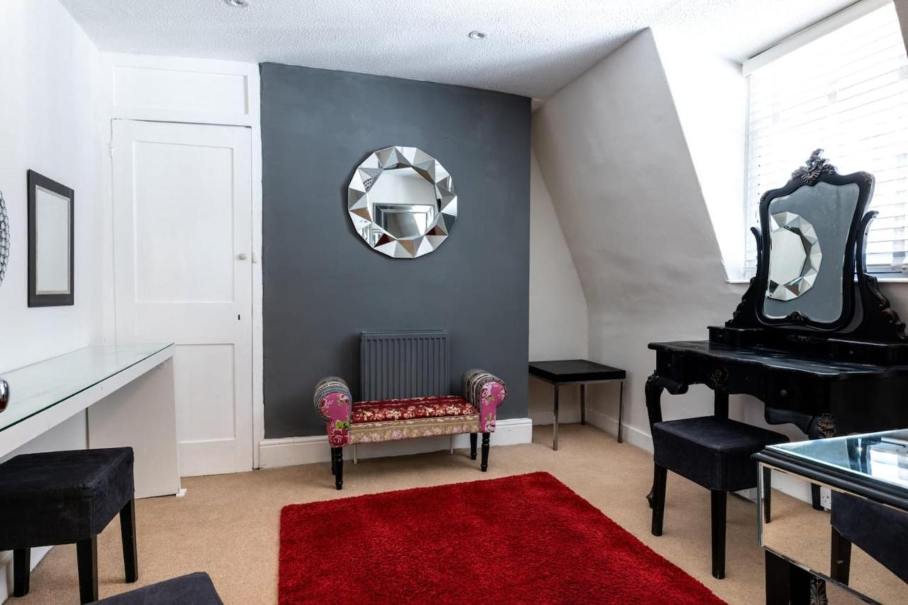 Large Townhouse Close To Pier