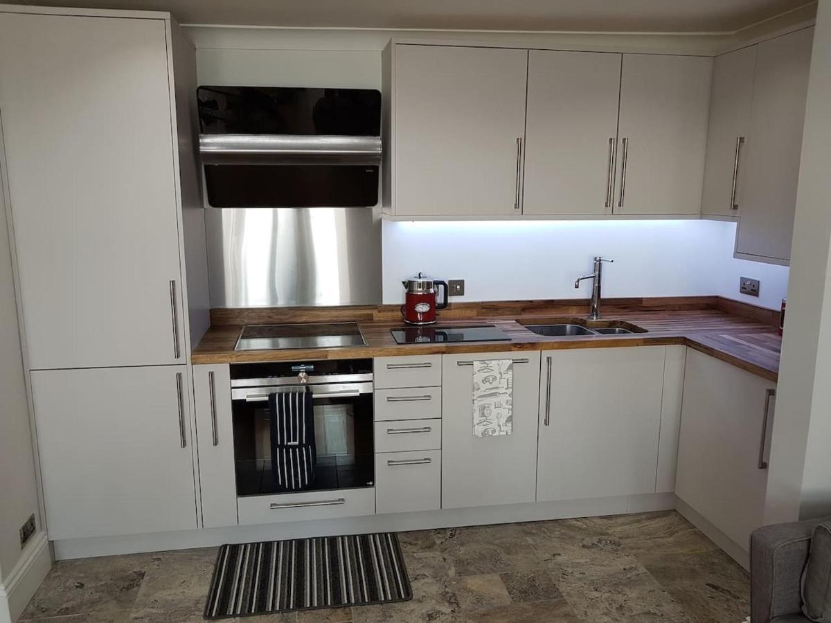 Direct Sea Views Seafront Location & Free Parking Apartment *