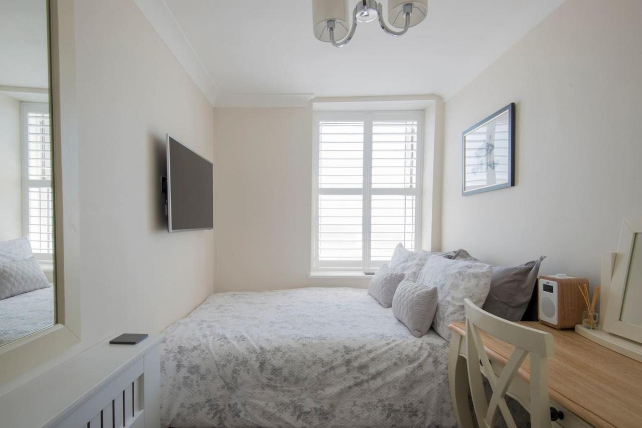 Direct Sea Views Seafront Location & Free Parking