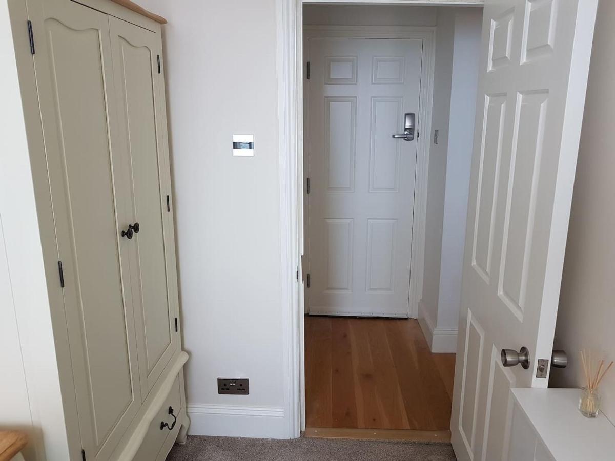 Apartment Direct Sea Views Seafront Location & Free Parking *