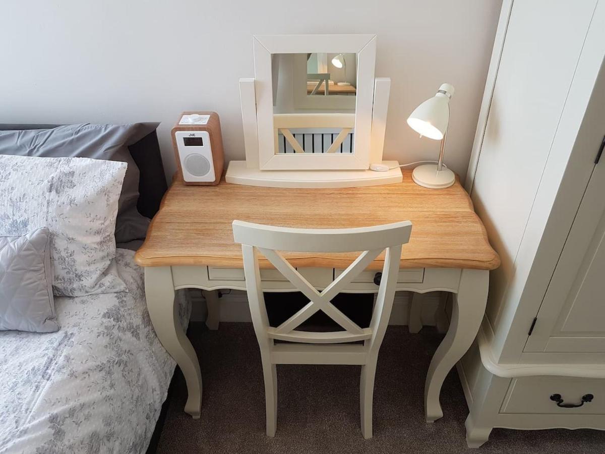 Direct Sea Views Seafront Location & Free Parking Apartment