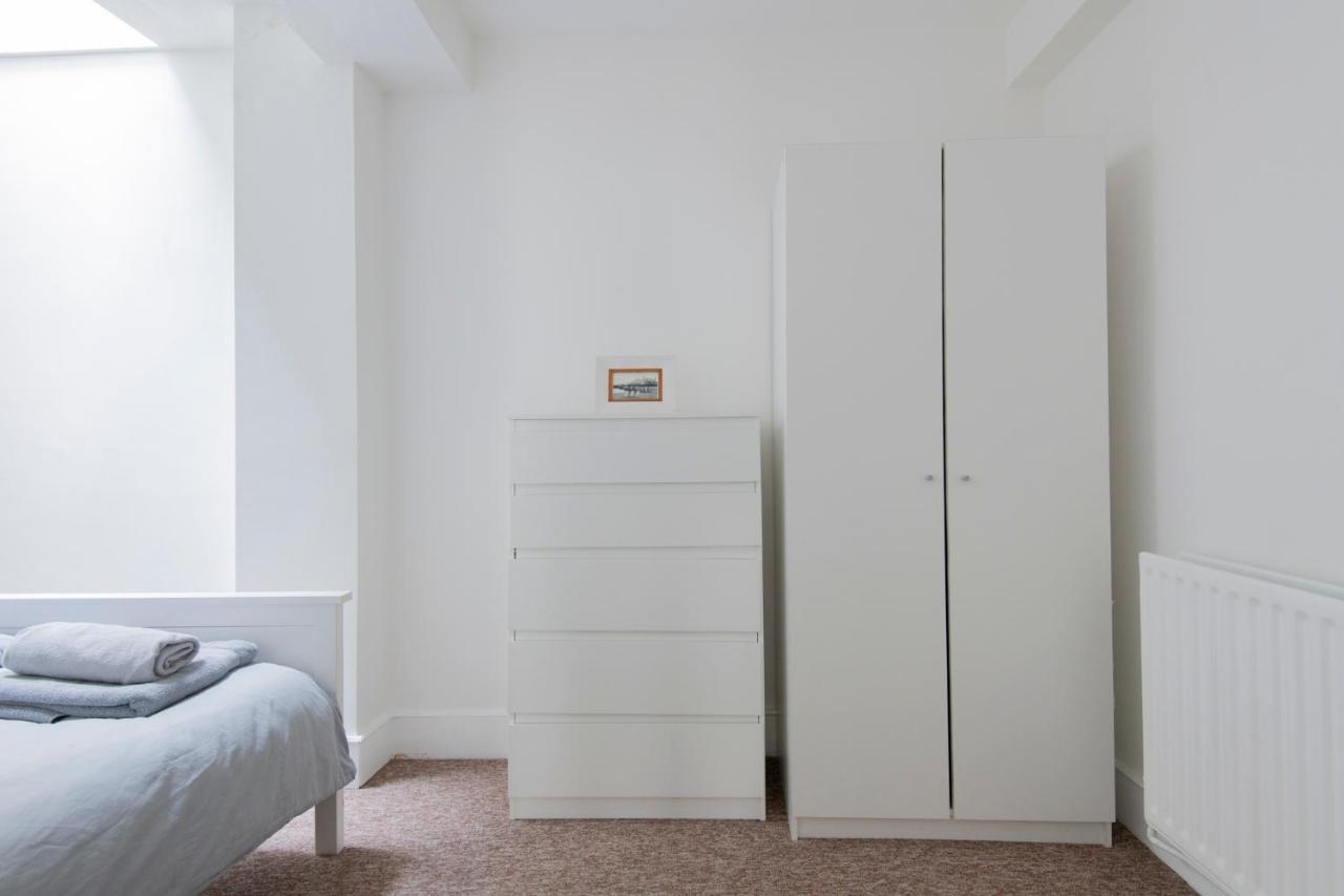 Fantastic 3 Bed House- Sleeps 6- Superfast Wifi And Garage Apartment