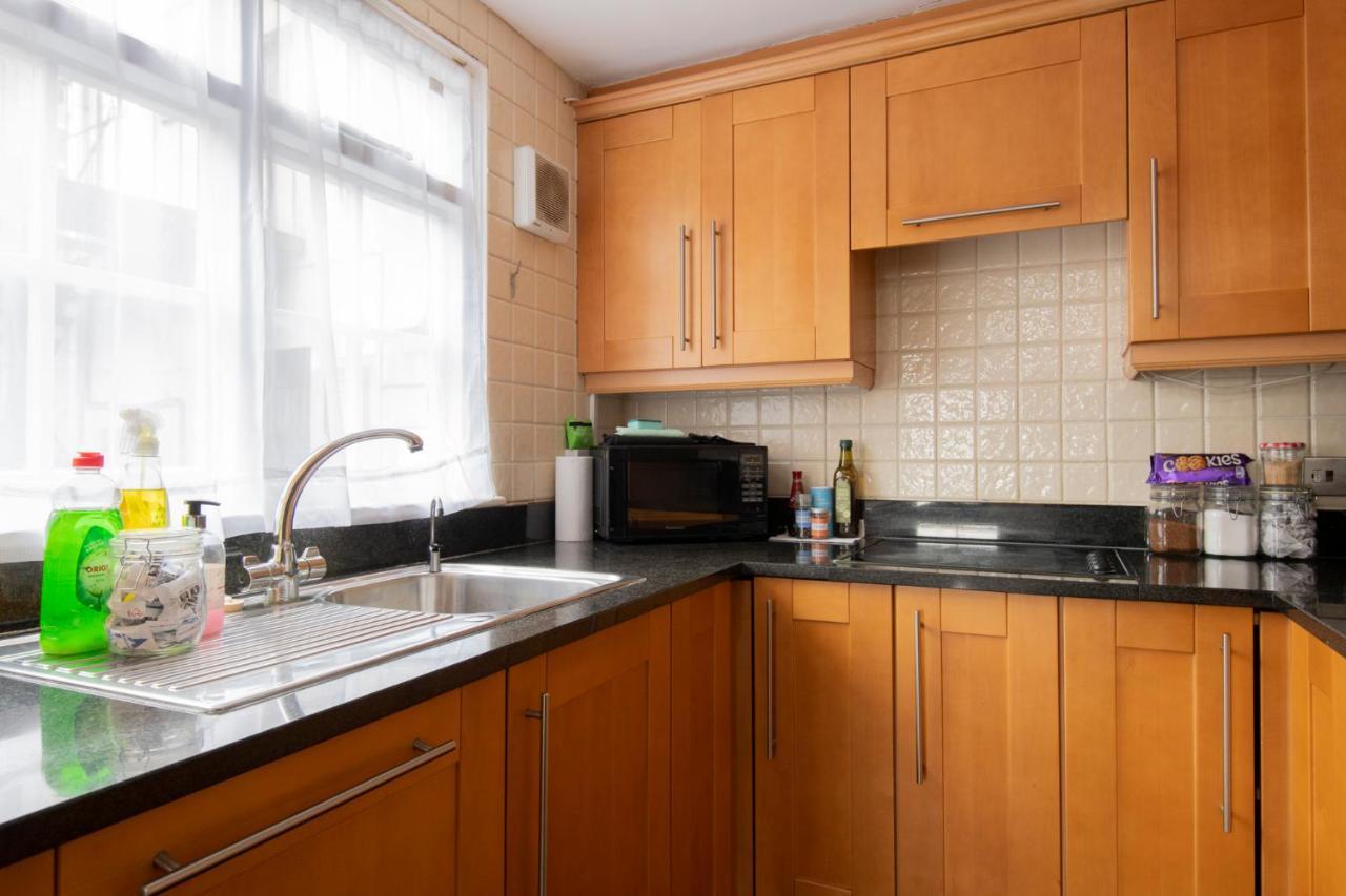 Fantastic 3 Bed House- Sleeps 6- Superfast Wifi And Garage Apartment *