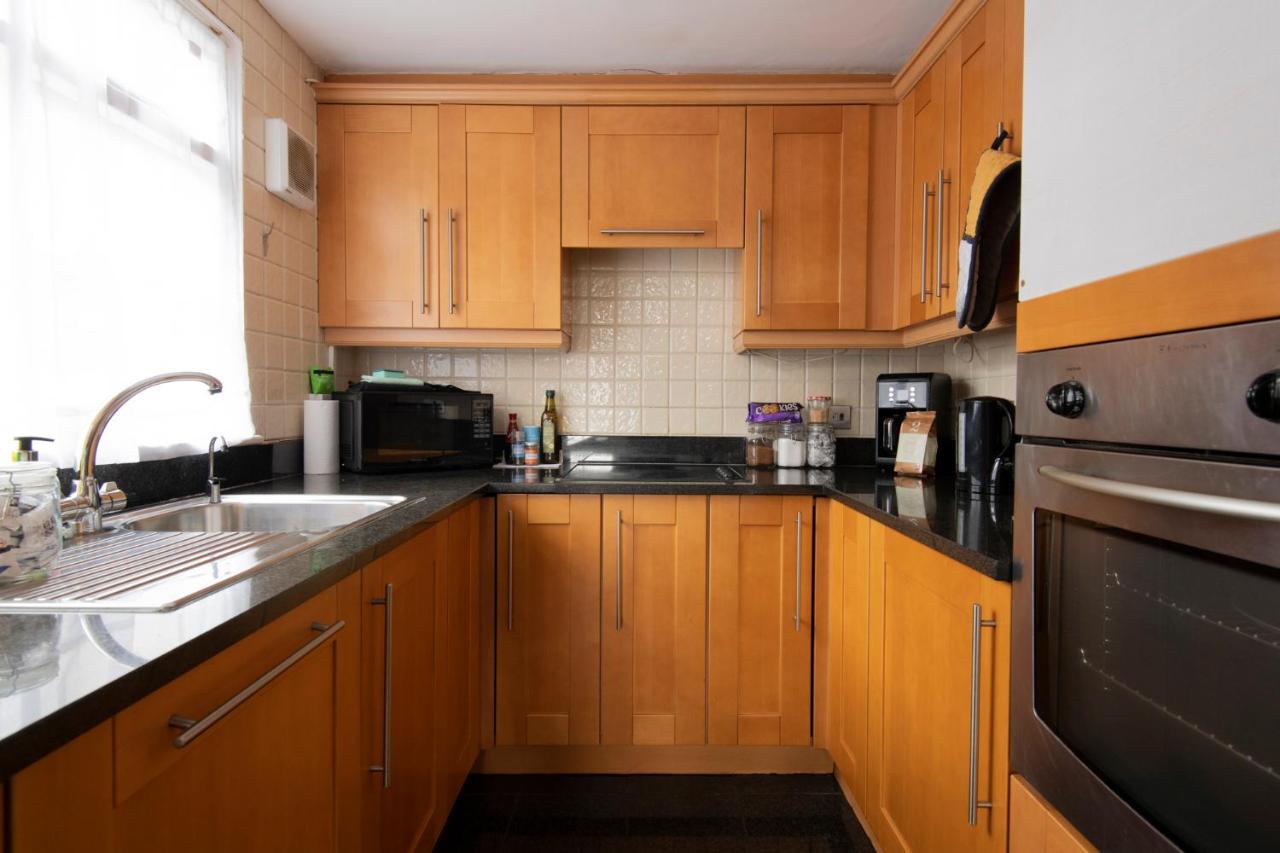 Fantastic 3 Bed House- Sleeps 6- Superfast Wifi And Garage Apartment *