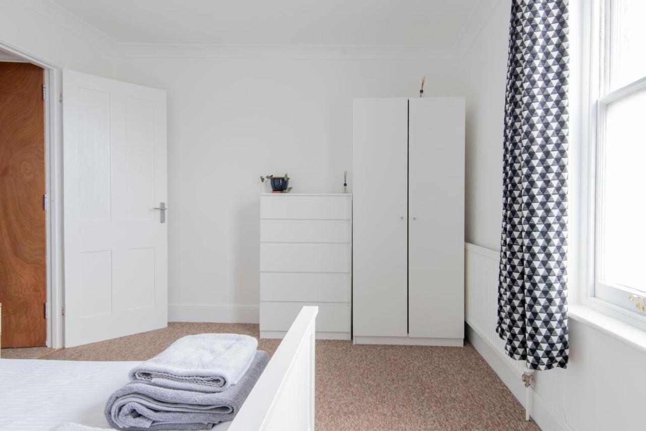 Fantastic 3 Bed House- Sleeps 6- Superfast Wifi And Garage