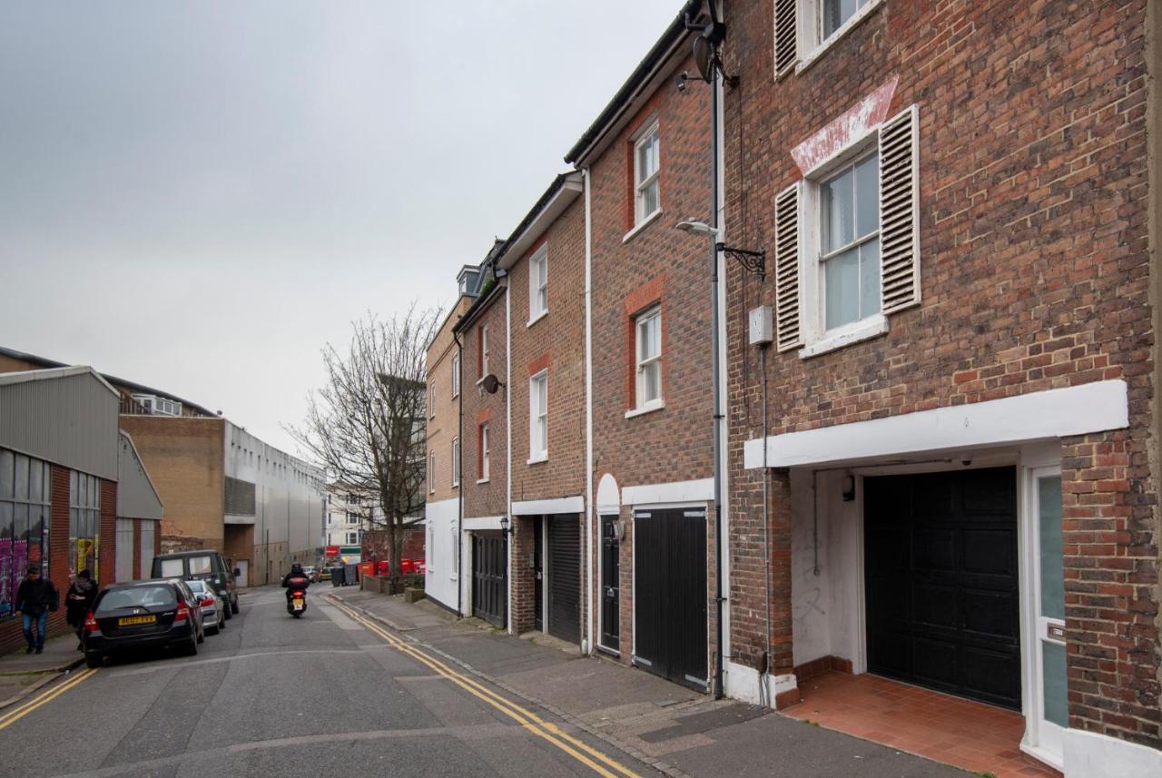 Fantastic 3 Bed House- Sleeps 6- Superfast Wifi And Garage *