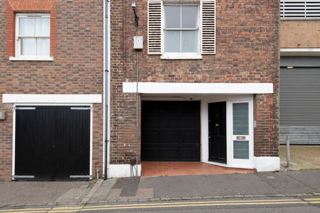 Fantastic 3 Bed House- Sleeps 6- Superfast Wifi And Garage Apartment