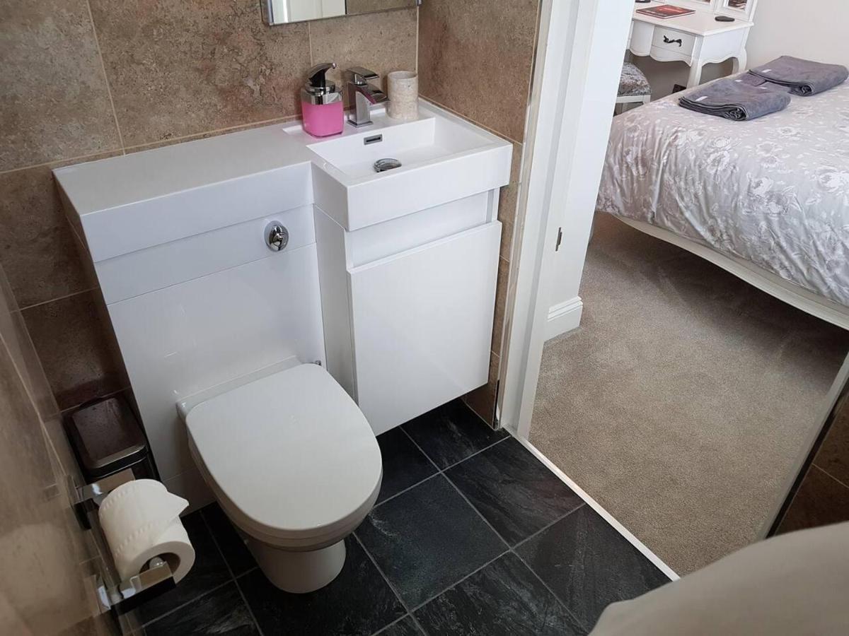 Direct Sea Views Seafront Location & Free Parking Apartment