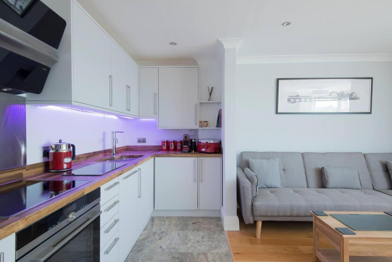 Direct Sea Views Seafront Location & Free Parking Apartment Brighton