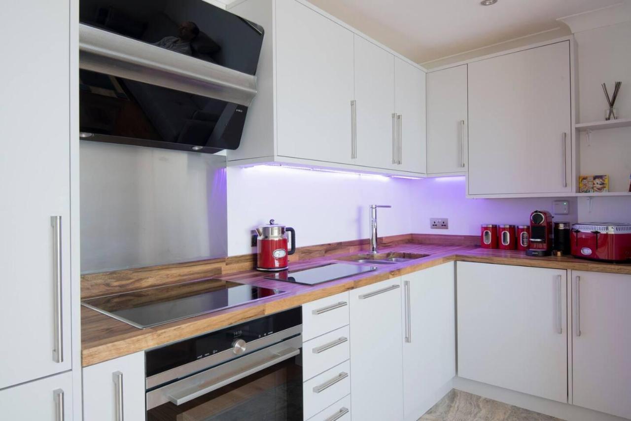 Direct Sea Views Seafront Location & Free Parking Apartment Brighton