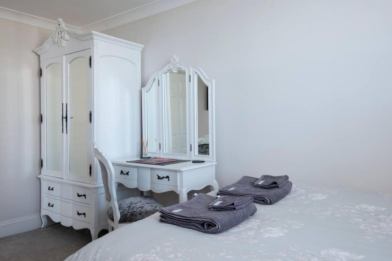 Apartment Direct Sea Views Seafront Location & Free Parking