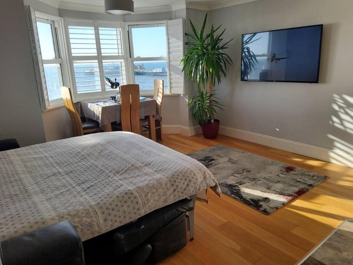 Direct Sea Views Seafront Location & Free Parking Apartment *
