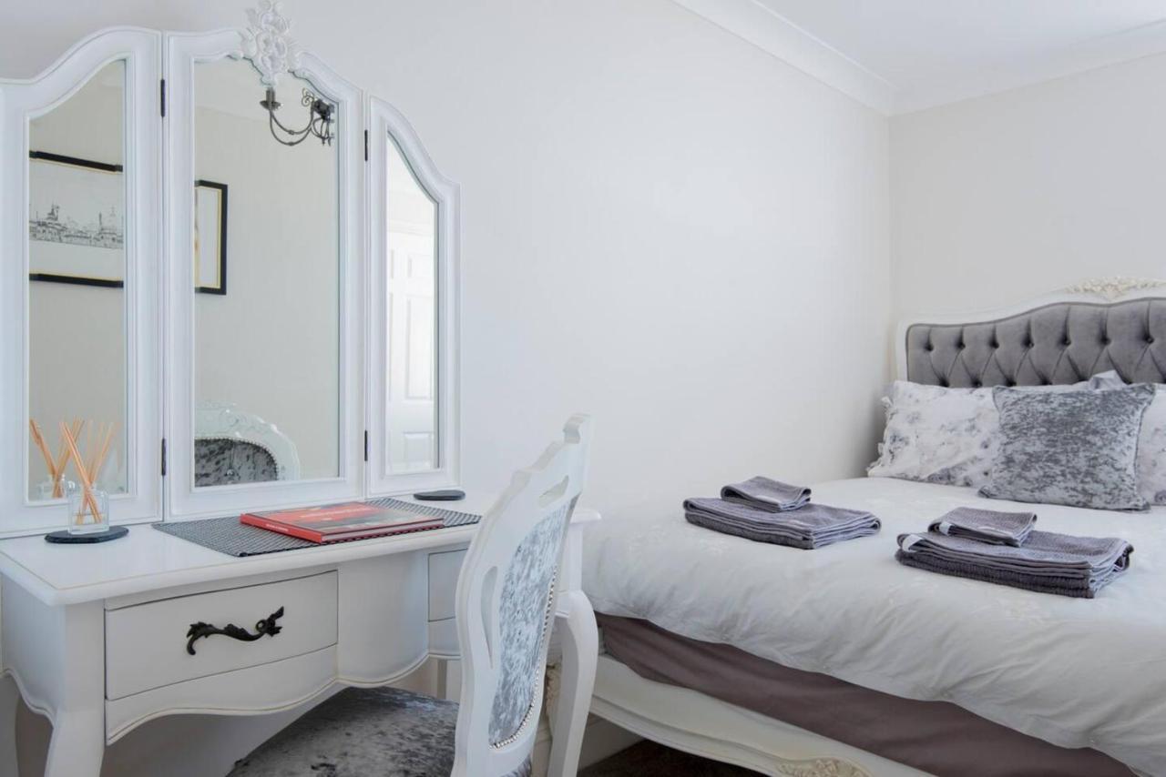Direct Sea Views Seafront Location & Free Parking Apartment *