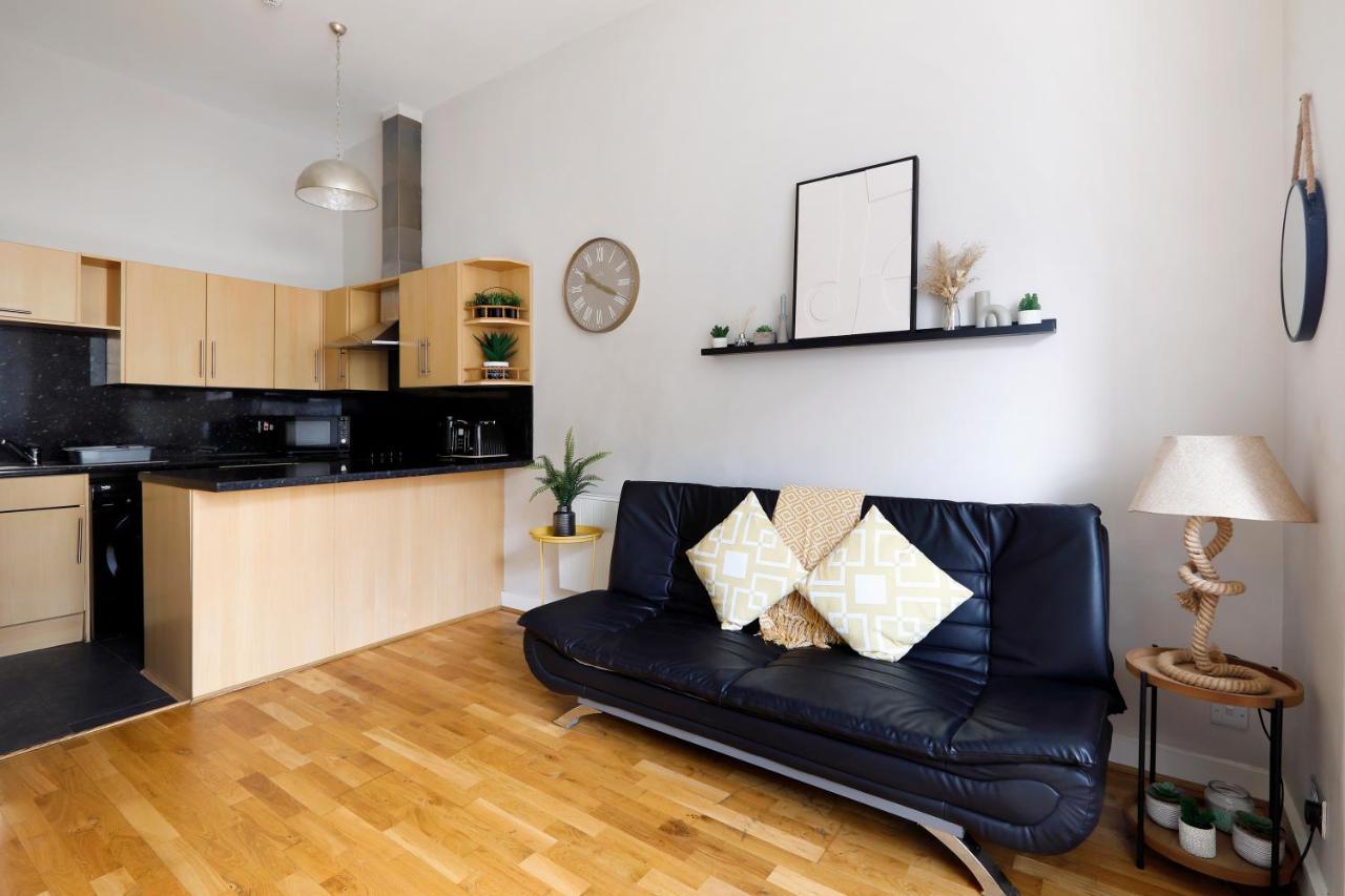 Great 2 Bedroom By The And Town Apartment Brighton