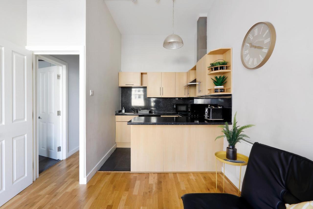 Great 2 Bedroom By The And Town Apartment *