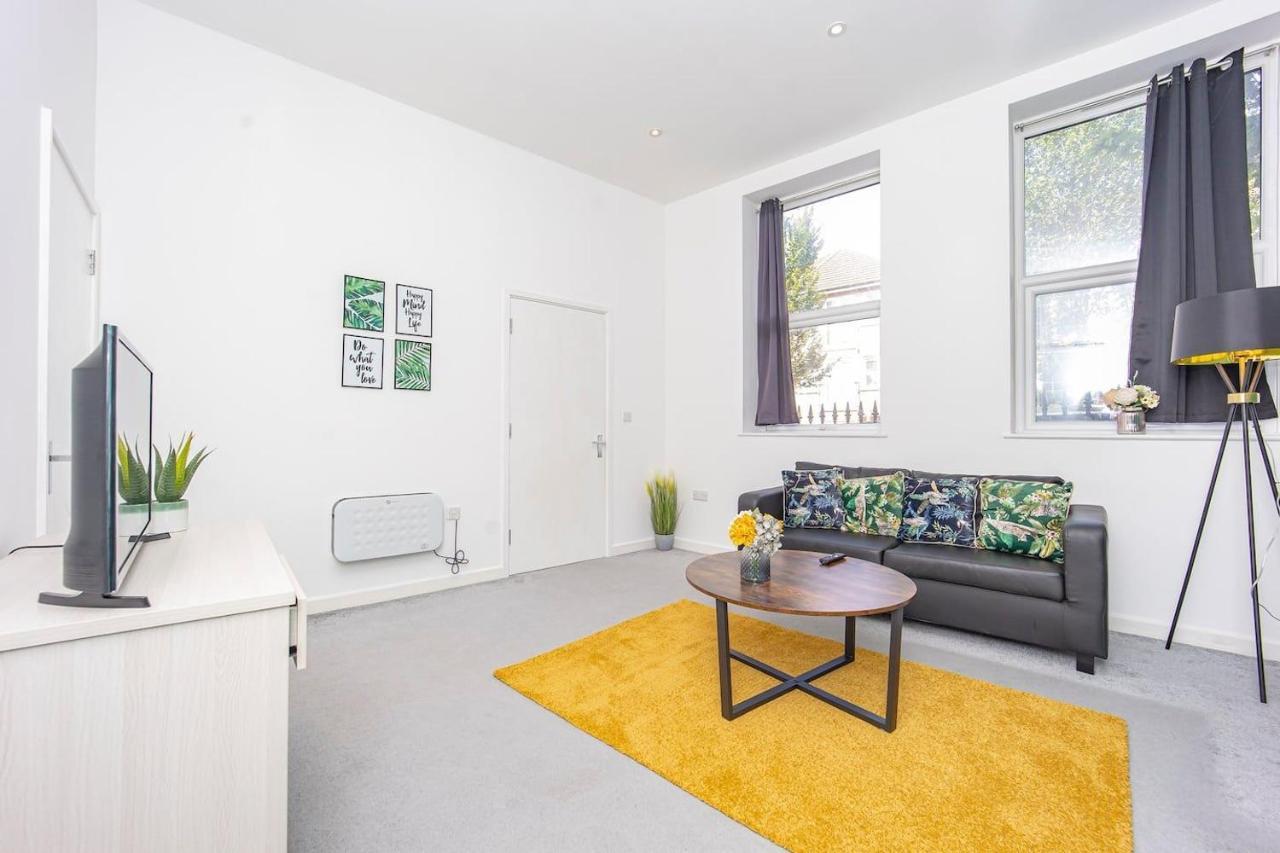 One Bedroom Flat I Walking Distance To Station Apartment