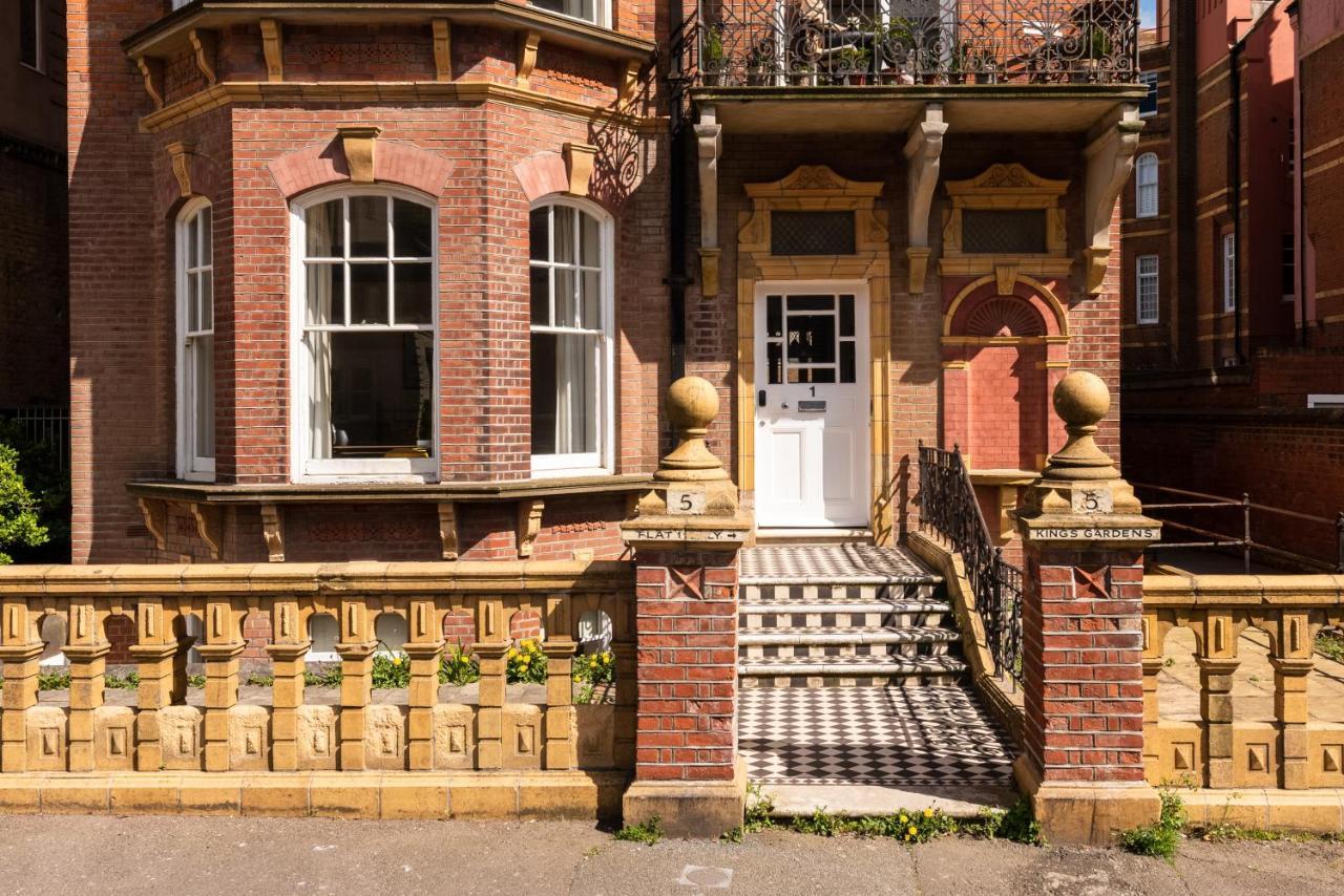 3 Bedroom Garden Opposite The Apartment *