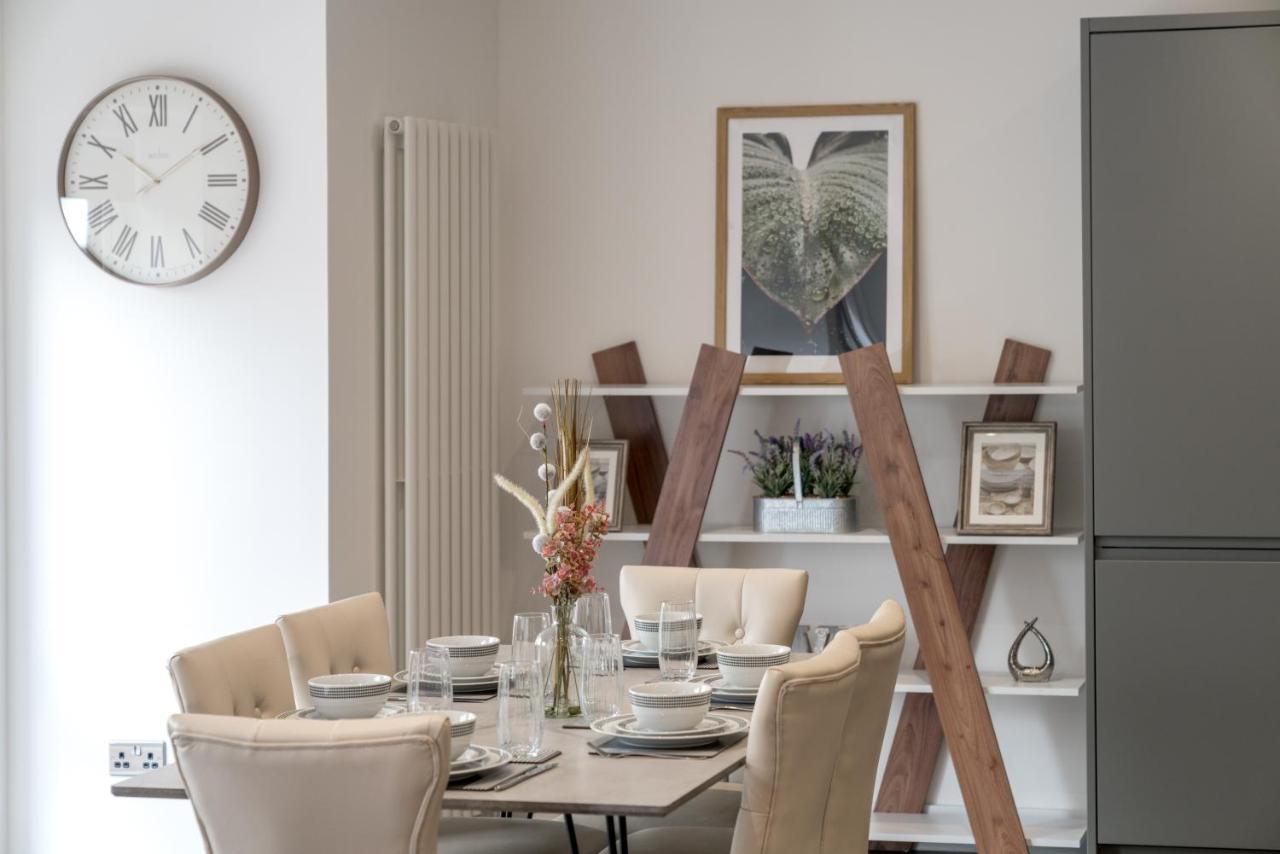 Luxury Apartment *
