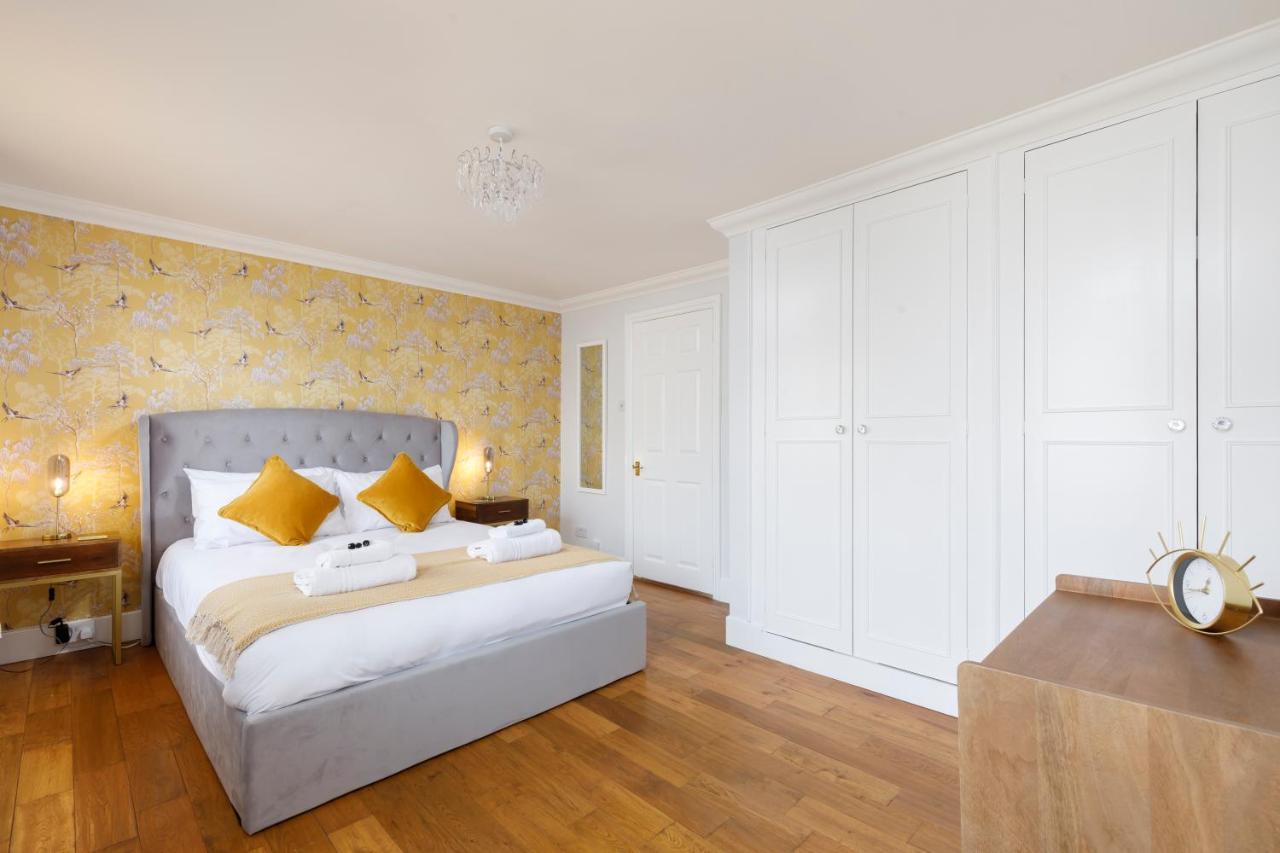 Beautiful Central 3-bed W/roof Terrace & Parking Holiday home *