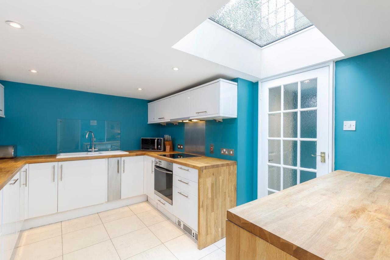 Beautiful Central 3-bed W/roof Terrace & Parking Holiday home