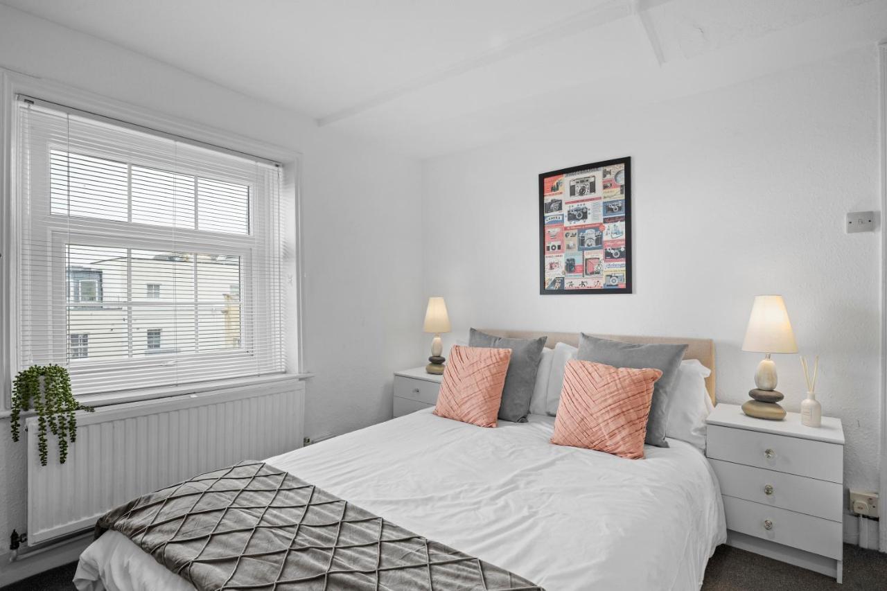 Escape To The Sea Large Property- 150 Meters- Sleeps 5 - Fast Wifi Brighton