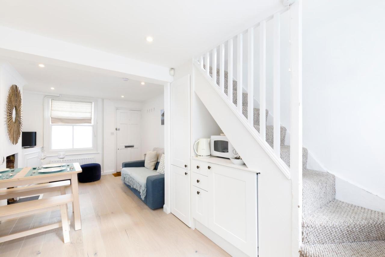 Quiet Cottage. Walk To Shops, Bars & Holiday home *