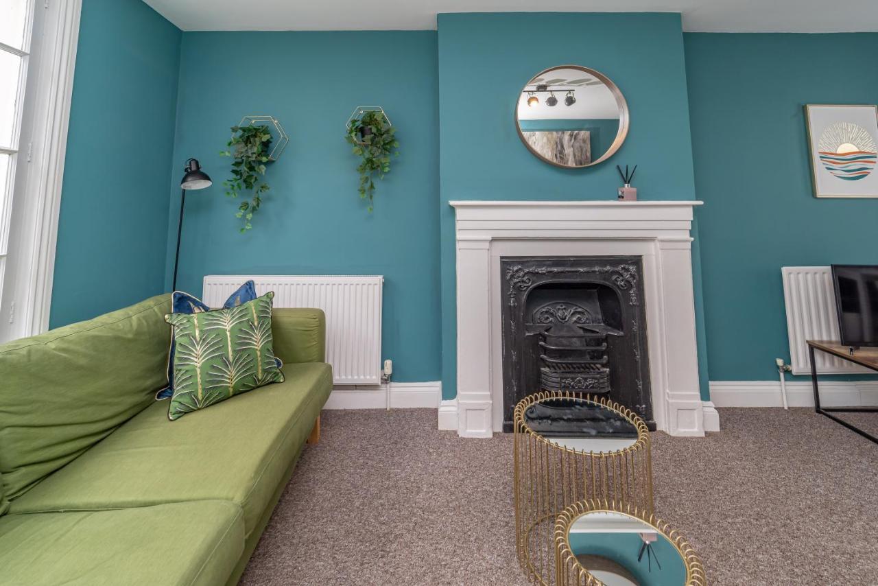 Seafront Three Bedroom House With Court Yard Sleep 8 Guests