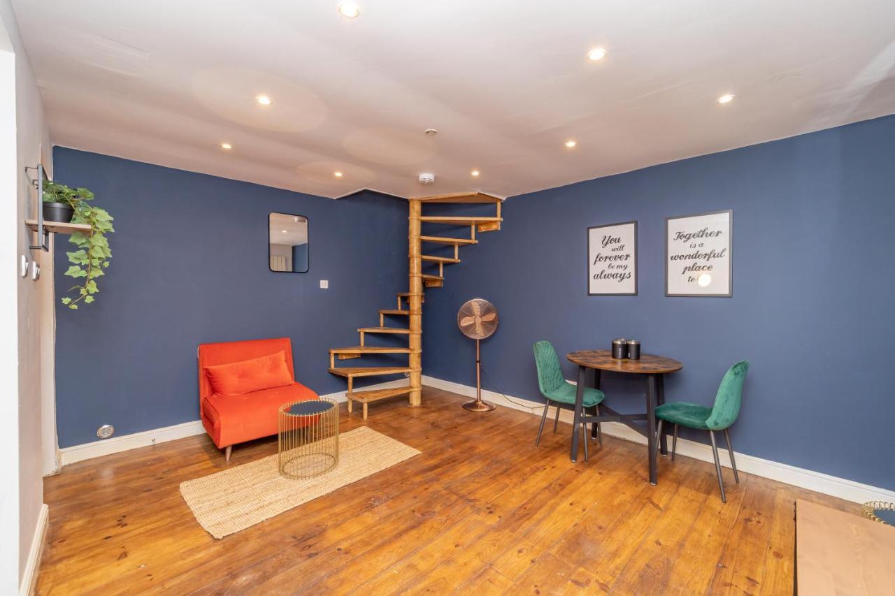 Cosy And Quirky 1 Bedroom Flat With Small Court Yard Next To Seafront
