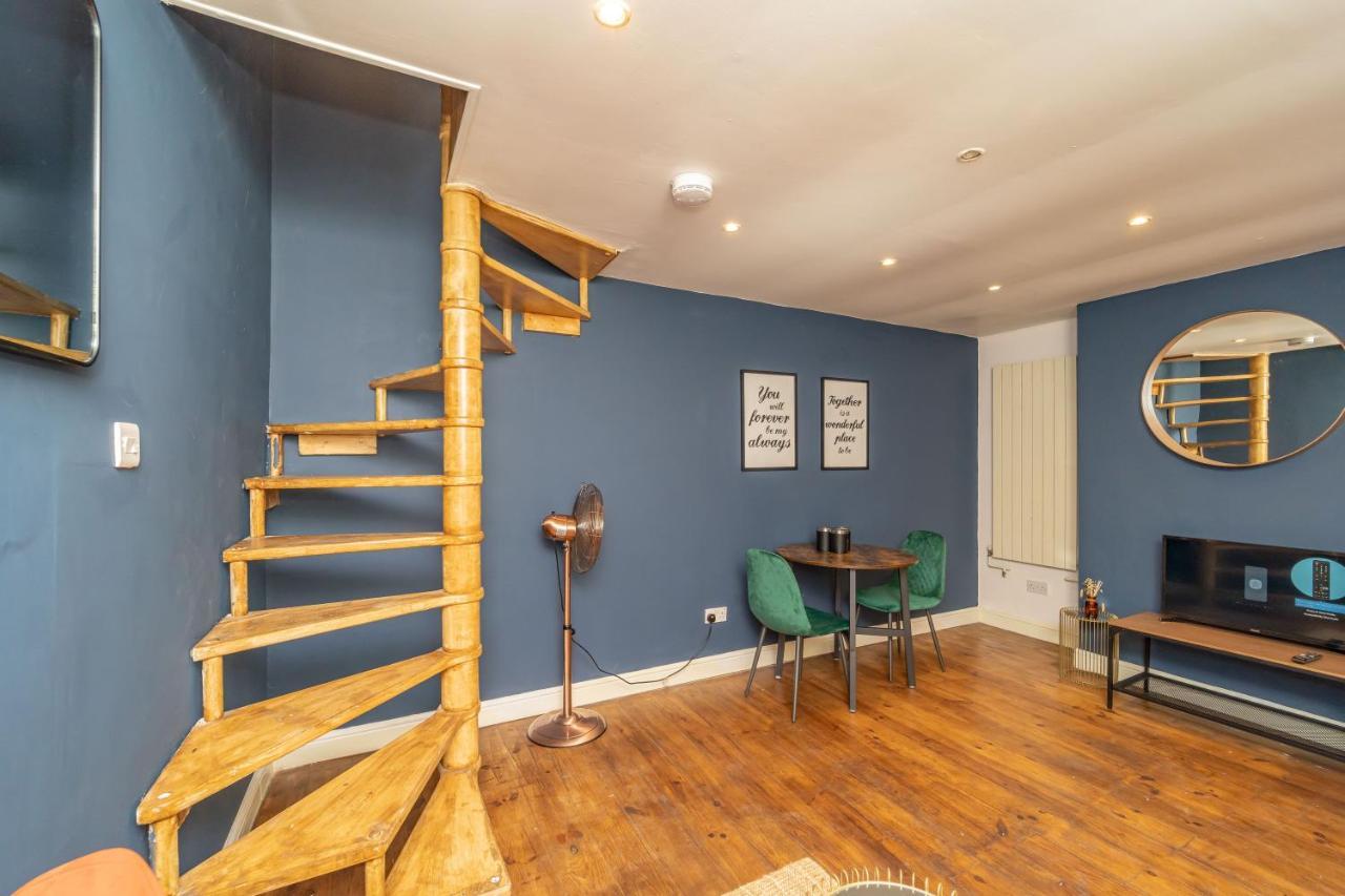 Cosy And Quirky 1 Bedroom Flat With Small Court Yard Next To Seafront