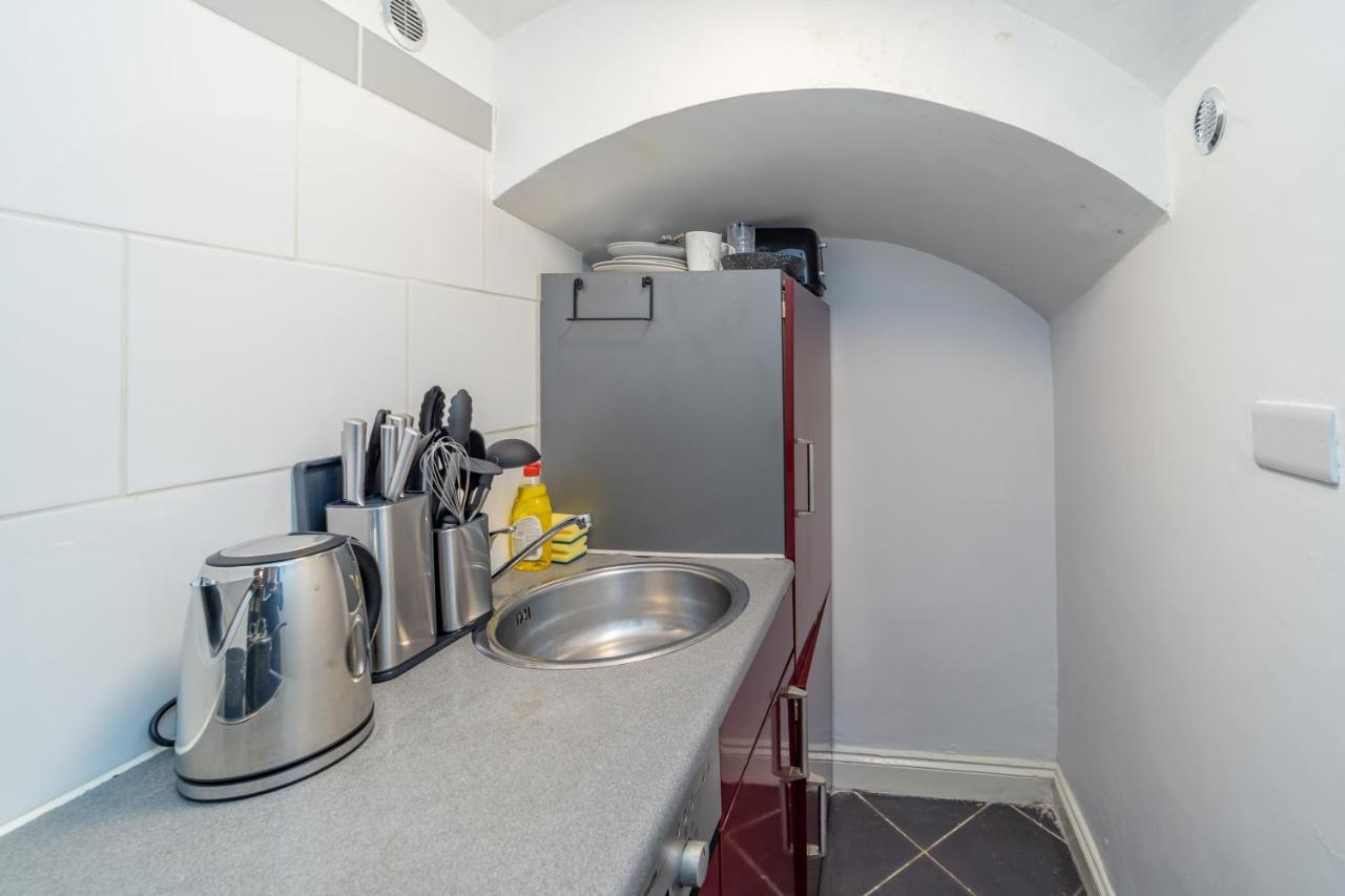 Cosy And Quirky 1 Bedroom Flat With Small Court Yard Next To Seafront