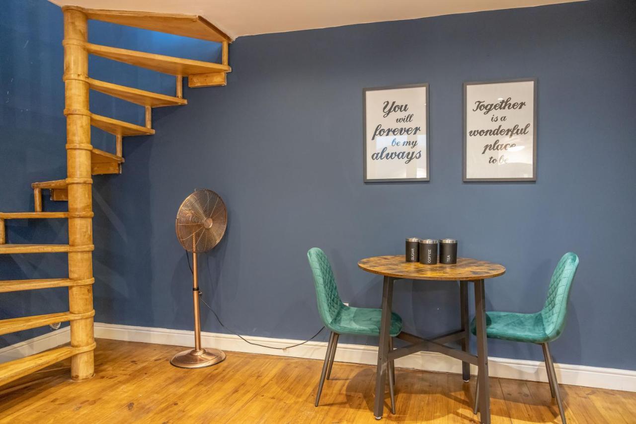 Cosy And Quirky 1 Bedroom Flat With Small Court Yard Next To Seafront