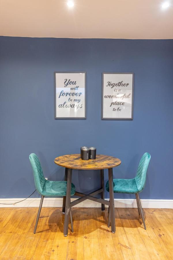 Cosy And Quirky 1 Bedroom Flat With Small Court Yard Next To Seafront Apartment