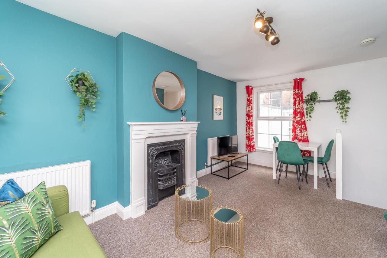 Apartment Seafront Three Bedroom House With Court Yard Sleep 8 Guests *