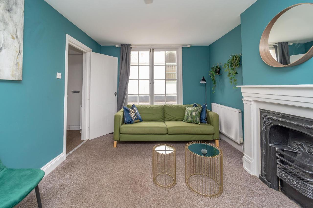 Seafront Three Bedroom House With Court Yard Sleep 8 Guests * Brighton