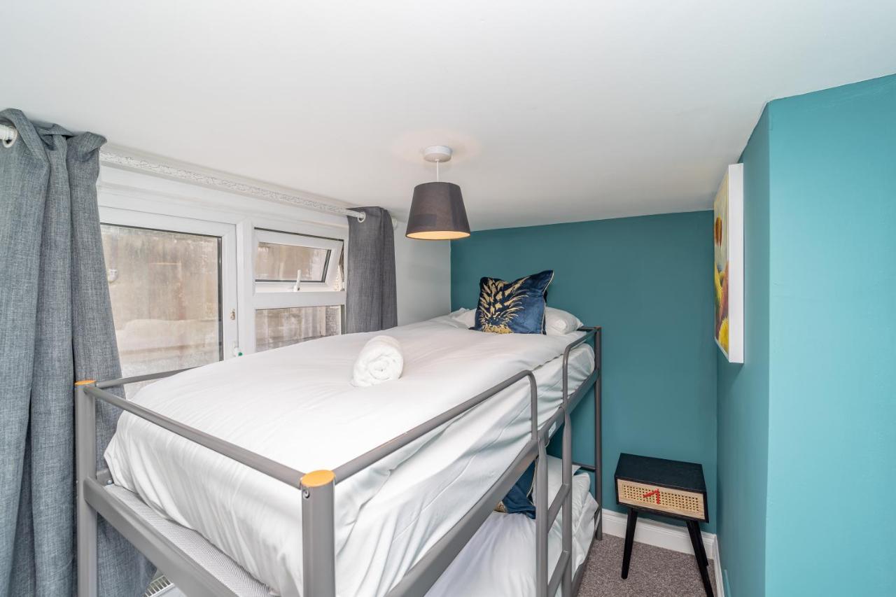 Seafront Three Bedroom House With Court Yard Sleep 8 Guests