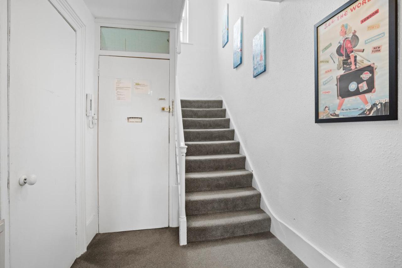 Escape To The Sea Large Property- 150 Meters- Sleeps 5 - Fast Wifi Brighton
