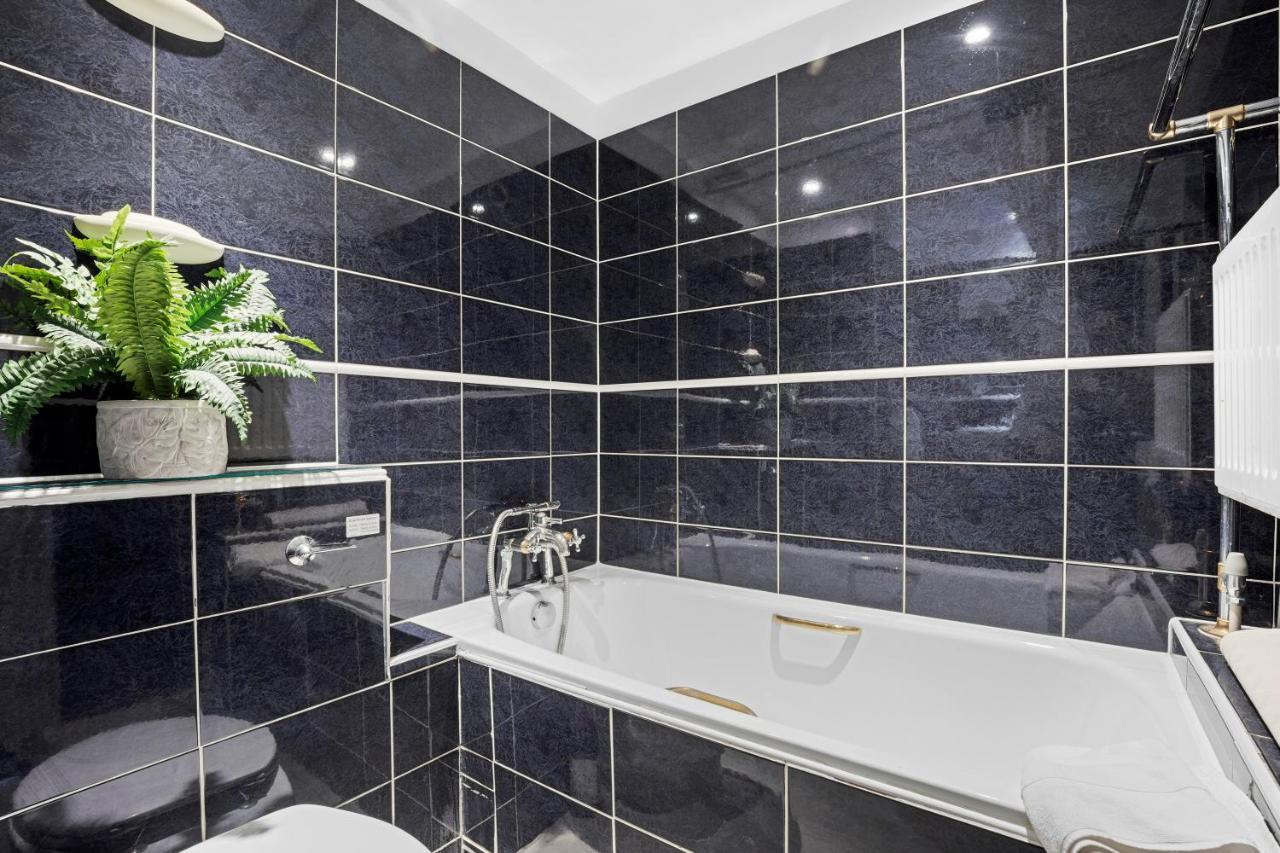 Apartment Escape To The Sea Large Property- 150 Meters- Sleeps 5 - Fast Wifi