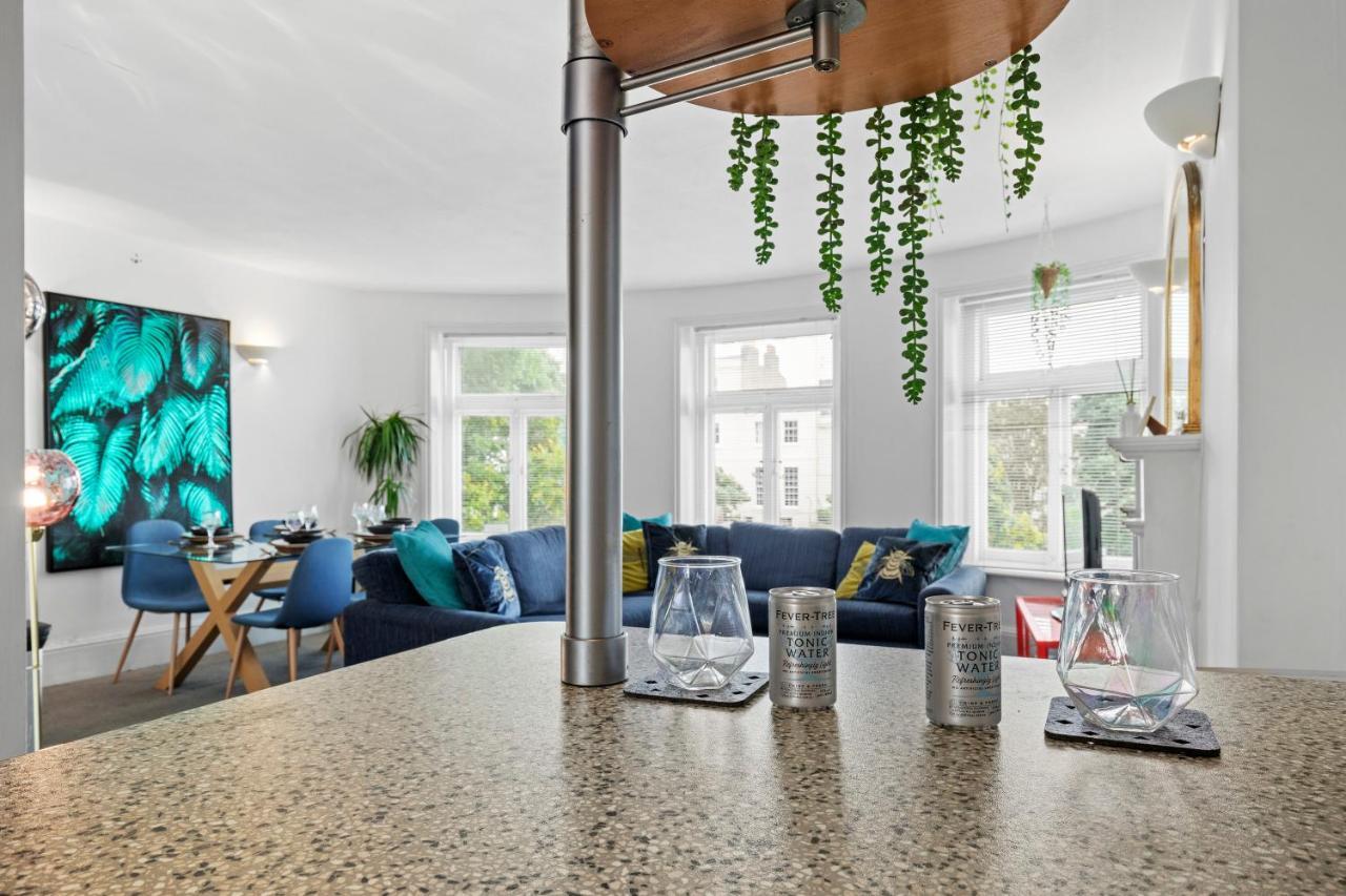 Escape To The Sea Large Property- 150 Meters- Sleeps 5 - Fast Wifi Brighton