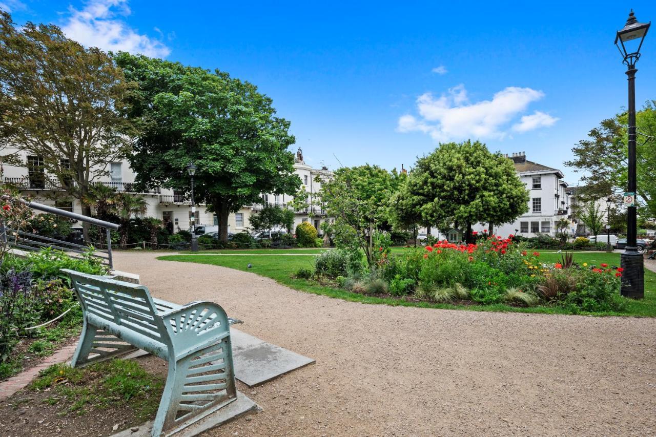Escape To The Sea Large Property- 150 Meters- Sleeps 5 - Fast Wifi Apartment *