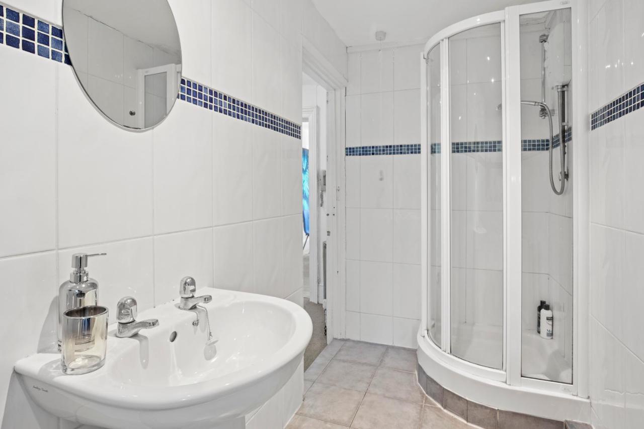 Apartment Escape To The Sea Large Property- 150 Meters- Sleeps 5 - Fast Wifi *