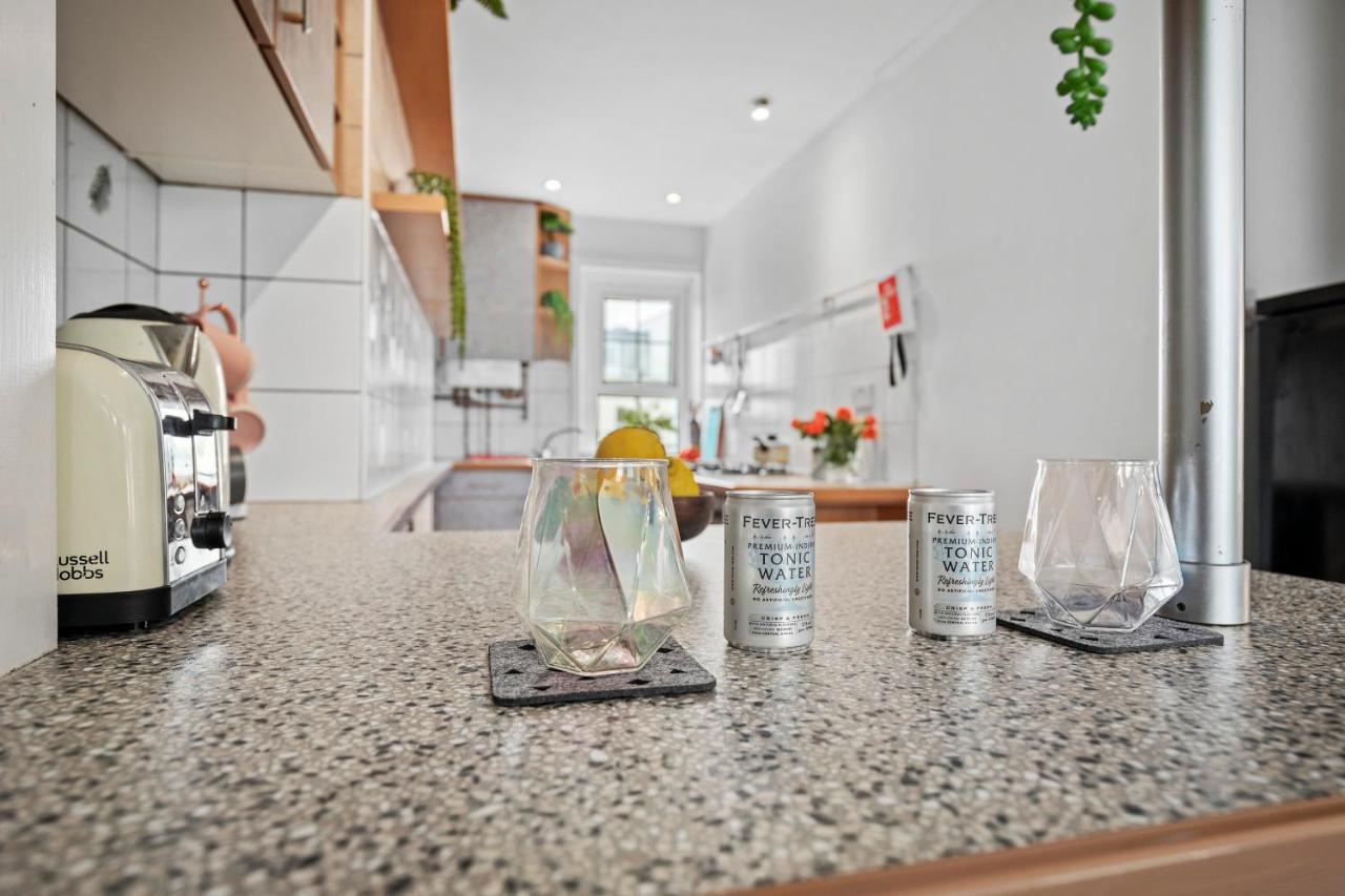 Apartment Escape To The Sea Large Property- 150 Meters- Sleeps 5 - Fast Wifi *