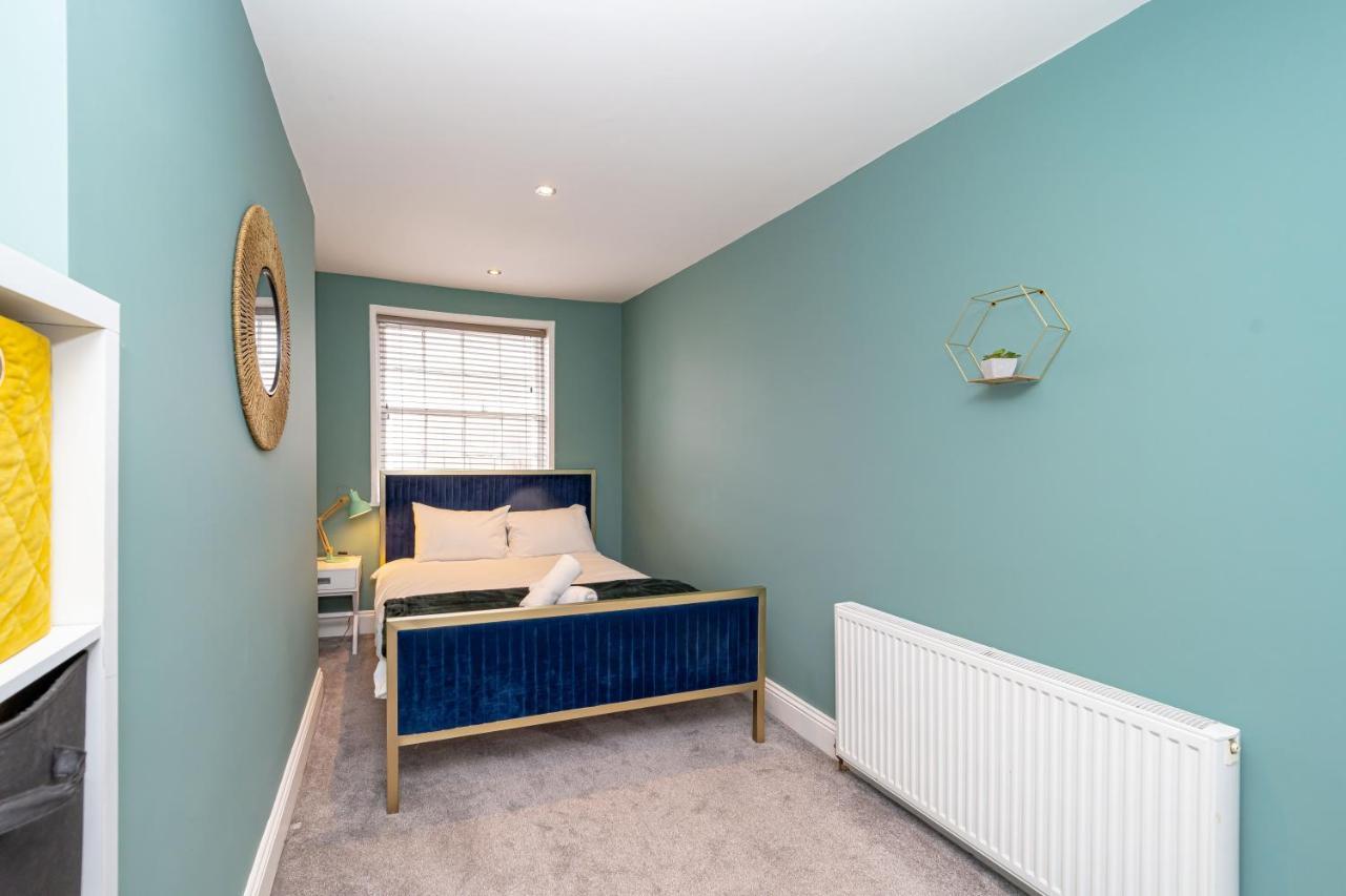 Apartment Sunny 2 Bedroom Flat Moments Away From Sleep 6