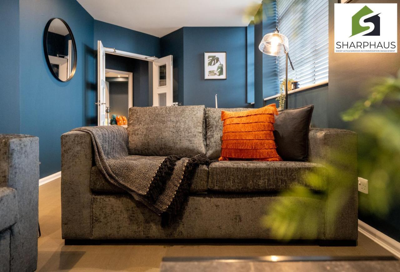 Sleek & Stylish 2-bed In The Heart Of By Sharphaus Short Lets & Serviced Management Apartment *