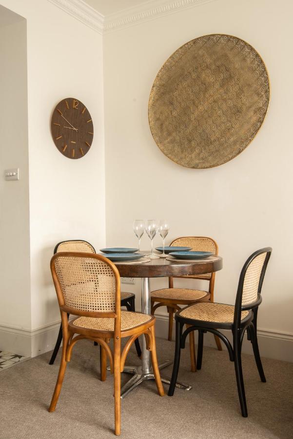 Beautiful, Central, 3 Min Walk From Beach, 2 King Doubles Apartment