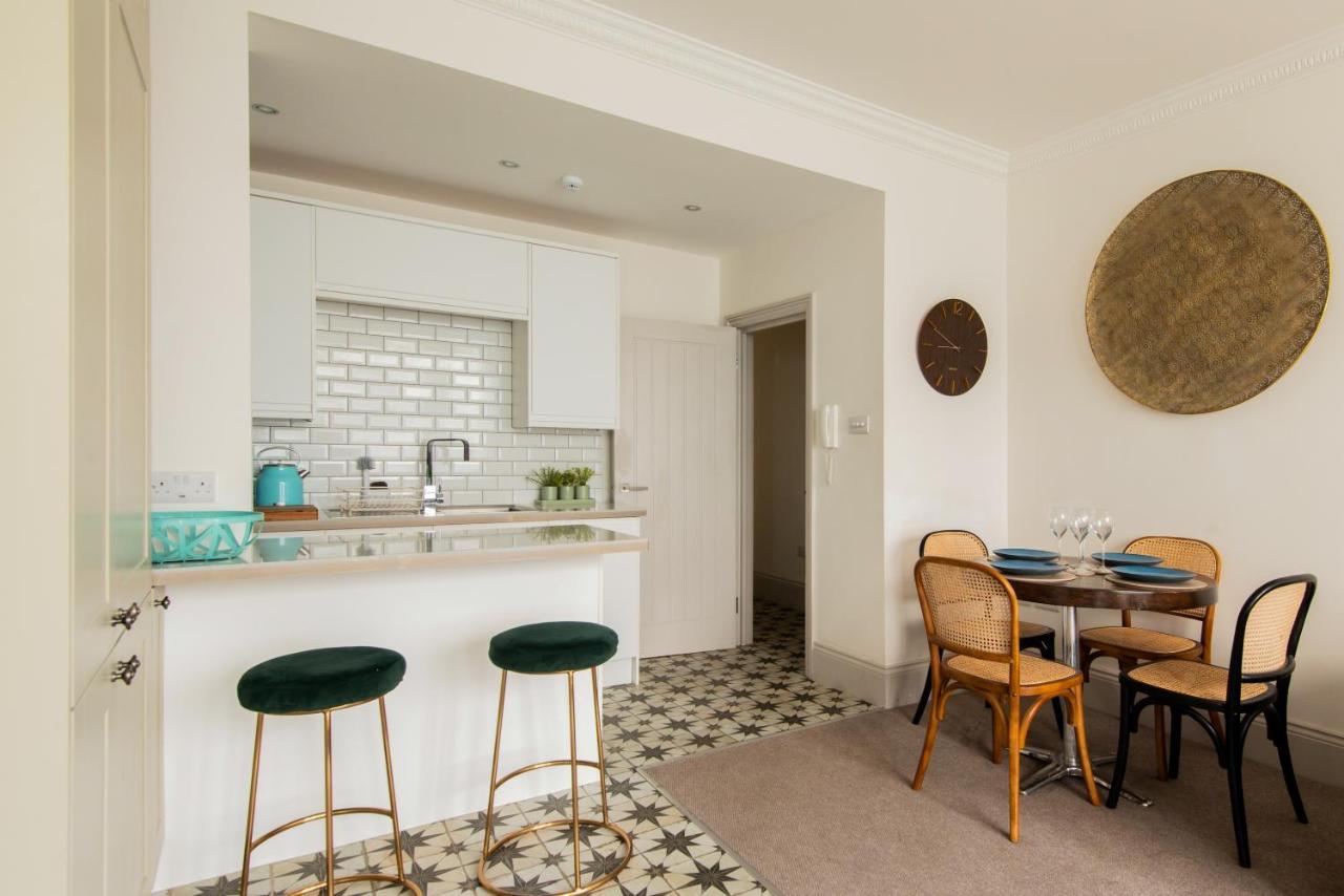 Beautiful, Central, 3 Min Walk From Beach, 2 King Doubles Apartment *